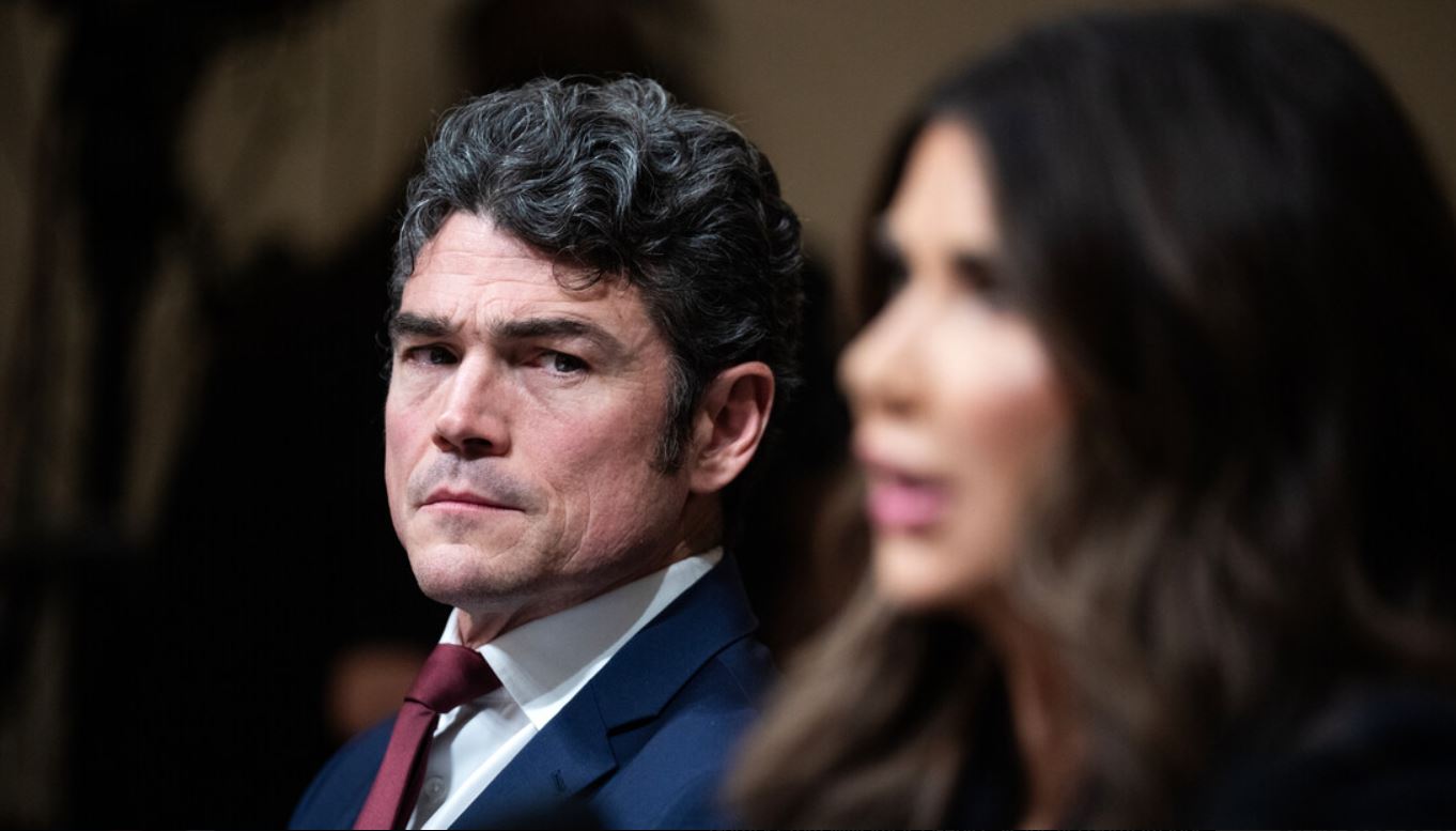 Neposredno smo sodelovali z Al Kaido. Operacije, ki smo jih izvajali v podporo tako imenovani Svobodni sirski vojski, tam so bile tudi nekatere zmerne sile, a najučinkovitejši fantje so bili sprva Al Kaida in nato ISIS, je potrdil Joe Kent. Vir: Posnetek zaslona, X