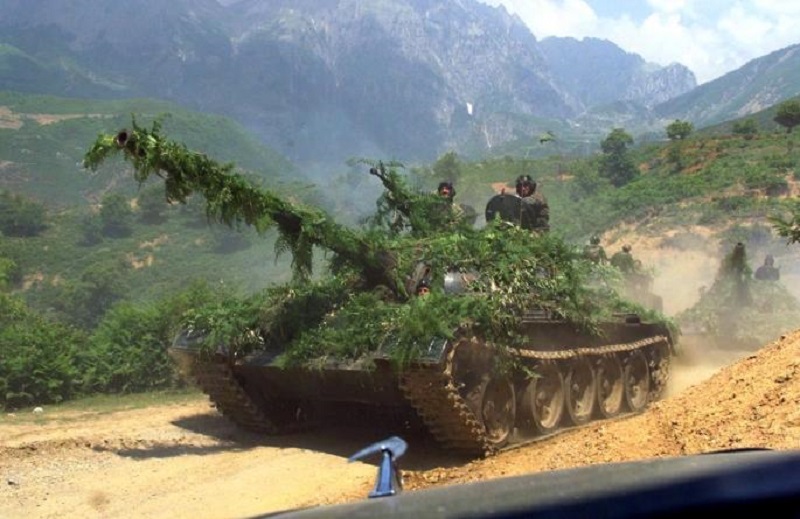 Kamufliran srbski tank leta 1999