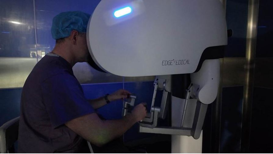 Urolog Pawel Wisz med posegom Vir: Xinhua/Xia Yuanyi