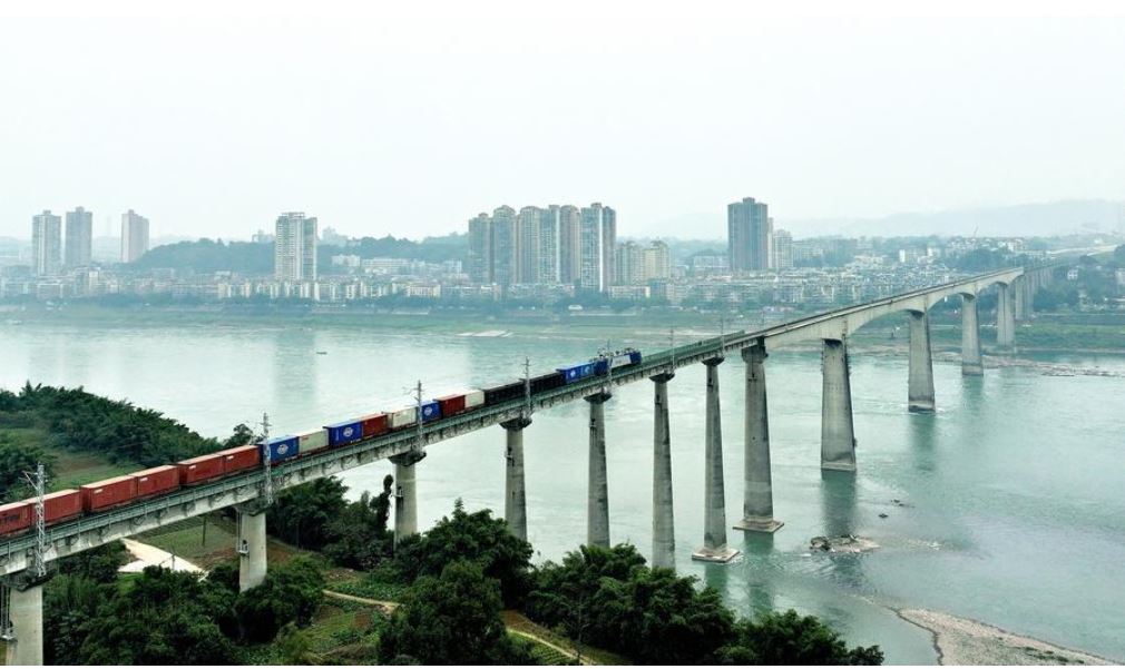 Vlak vozi čez reko Jangce na progi Longchang-Luxian-Xuyong in povezuje Kitajsko s svetovnimi trgi Vir: Liao Shengchun/Xinhua Vlak vozi čez reko Jangce na progi Longchang-Luxian-Xuyong in povezuje Kitajsko s svetovnimi trgi Vi