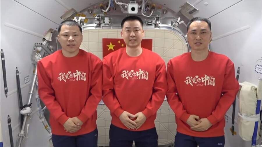 Raketni inženir Wang Jie (36), poveljnik Chen Dong (46) in strokovnjak Chen Zhongrui (41). Vir: GLP, posnetek zaslona Raketni inženir Wang Jie (36), poveljnik Chen Dong (46) in strokovnjak Chen Zhongrui (41). Vir: GLP