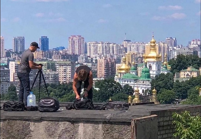 Priprave na fotografiranje - provokacije? Vir: FB