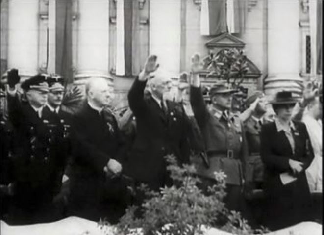 V nacističen pozdrav iztegnjena roka vodje domobrancev Leona Rupnika ob igranju himne tretjega rajha. Vir: Arhiv