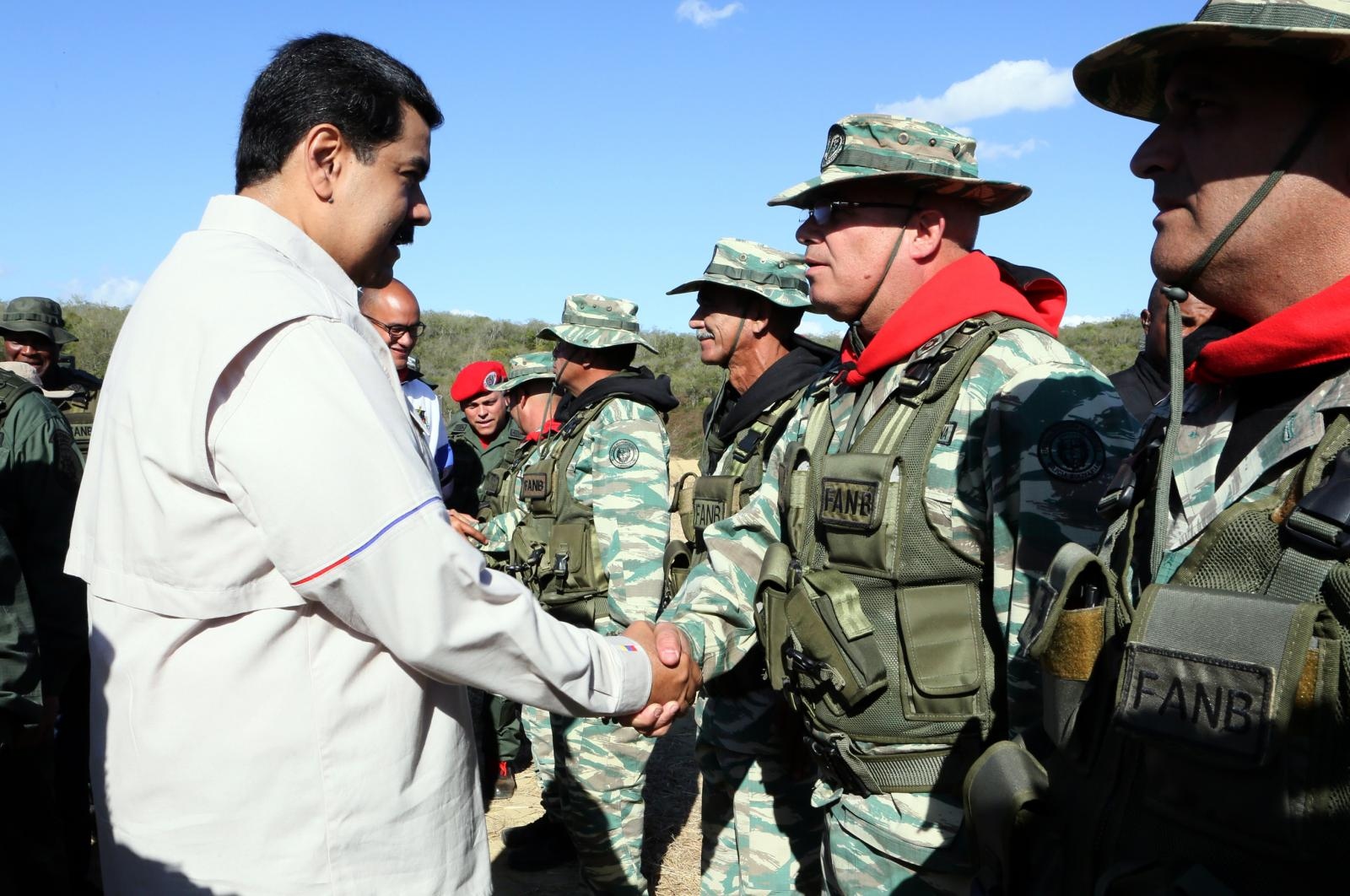 Maduro pozdravlja vojake Vir:Pixsell