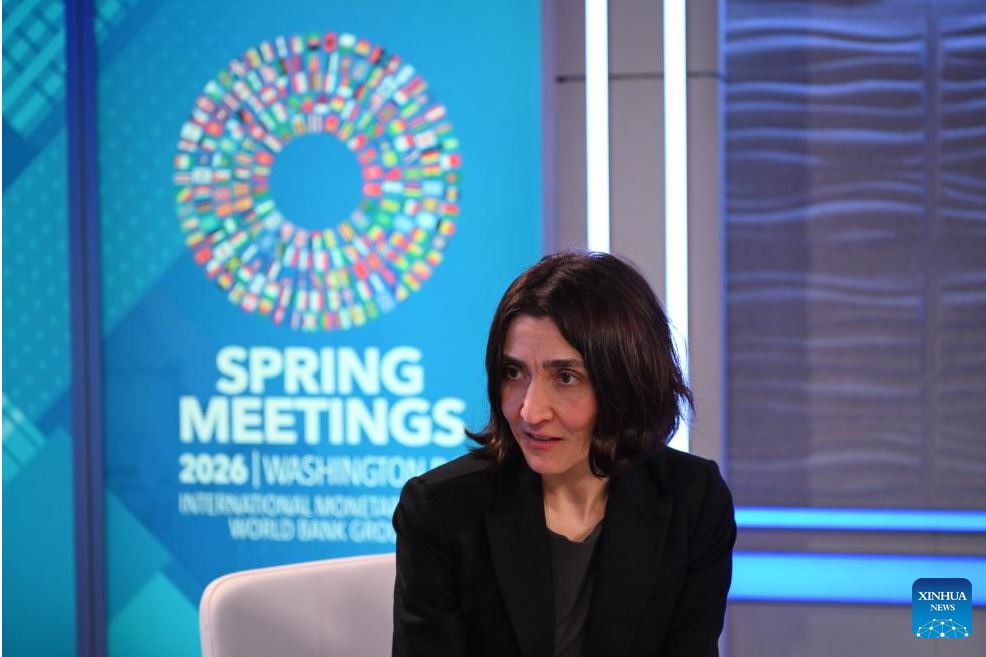 Deniz Igan med intervjujem, 14. 4. 2026. (Xinhua/Li Rui)