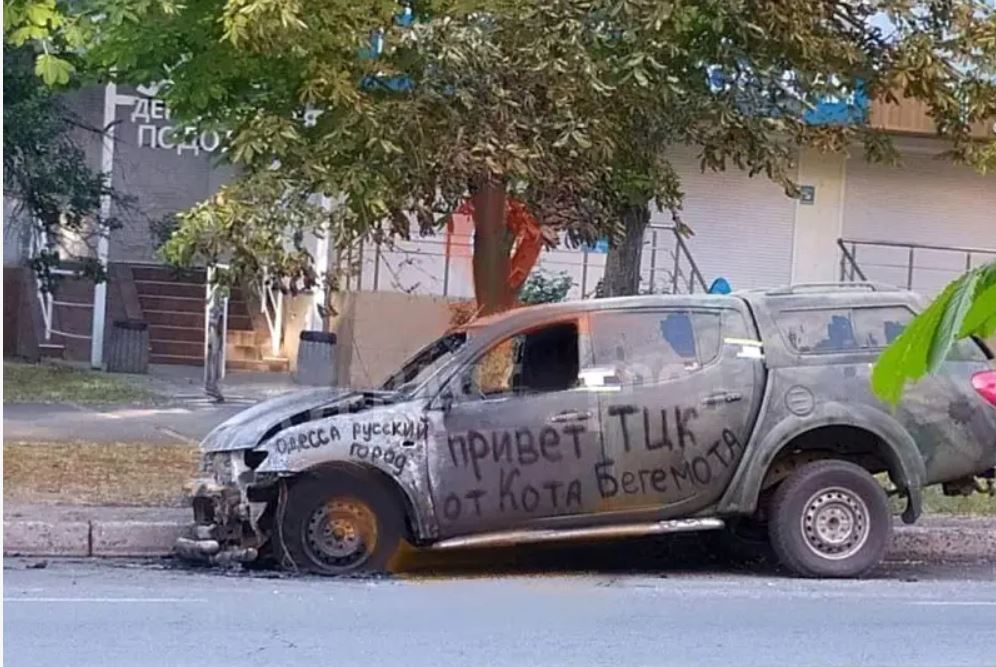 Napis na požganem avtu ukrajinskih zbiralcev rekrutov: "Odesa je rusko mesto"