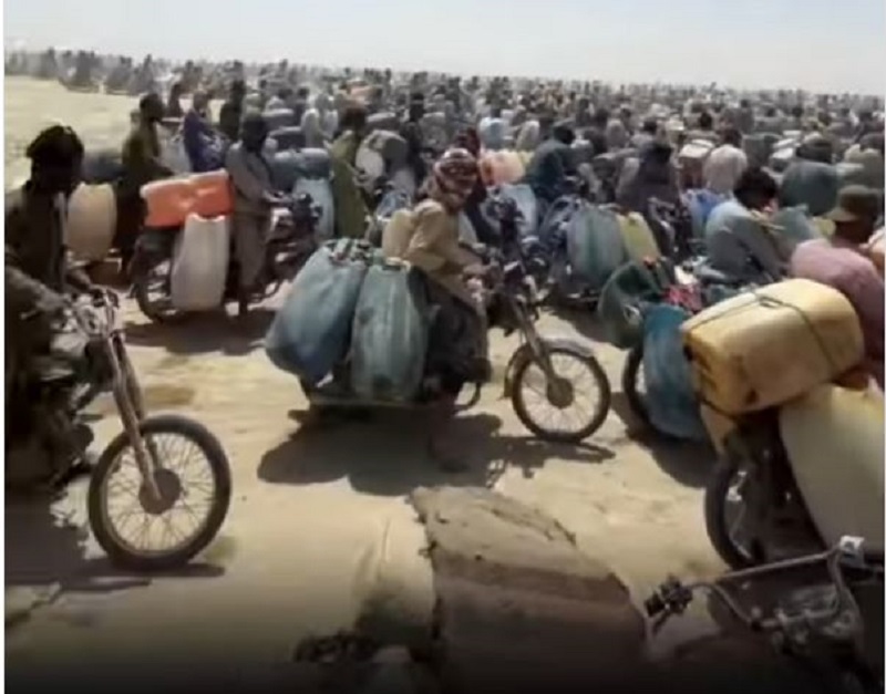 Prebijanje blokade - s kantami in motorji...Vir: Telegram