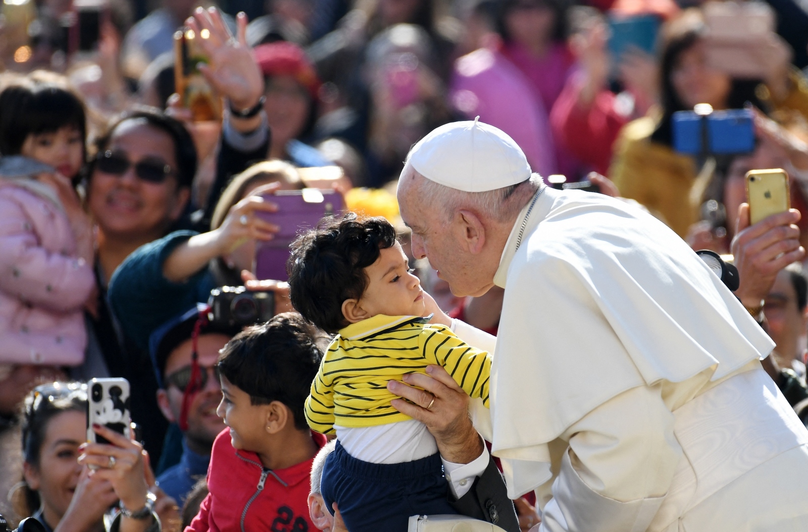 Papež in otroci Vir:Pixsell