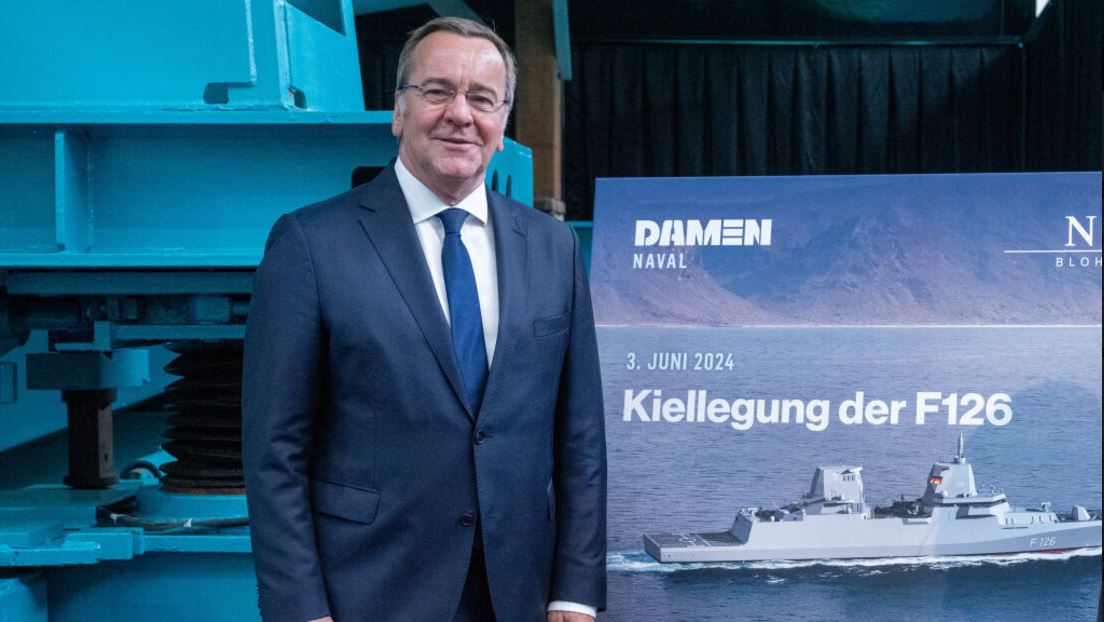 Nemčija je zaradi zamud in naraščajočih stroškov ustavila gradnjo šestih fregat F126, zdaj pa bi jo lahko prekinitev pogodbe stala še več – medtem ko Berlin po drugi strani razmišlja o tem, da bi od nizozemske ladjedelnice zahteval 2,3 milijarde evrov odškodnine. Vir: Posnetek zaslona, X