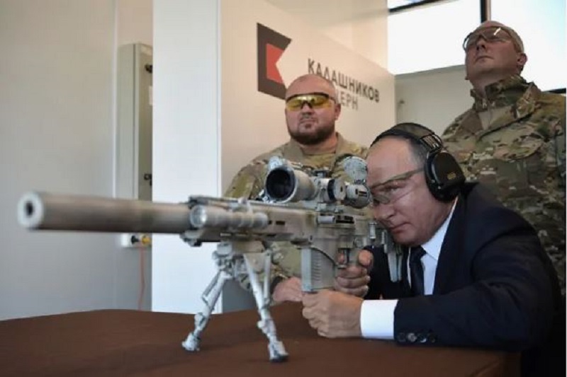 Putin preizkuša ostrostrelsko puško Vir: Vk.ru