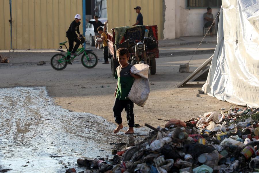 Razseljeni palestinski otroci v JZ delu mesta Gaza, 27. 8.2025. Vir:Rizek Abdeljawad/Xinhua