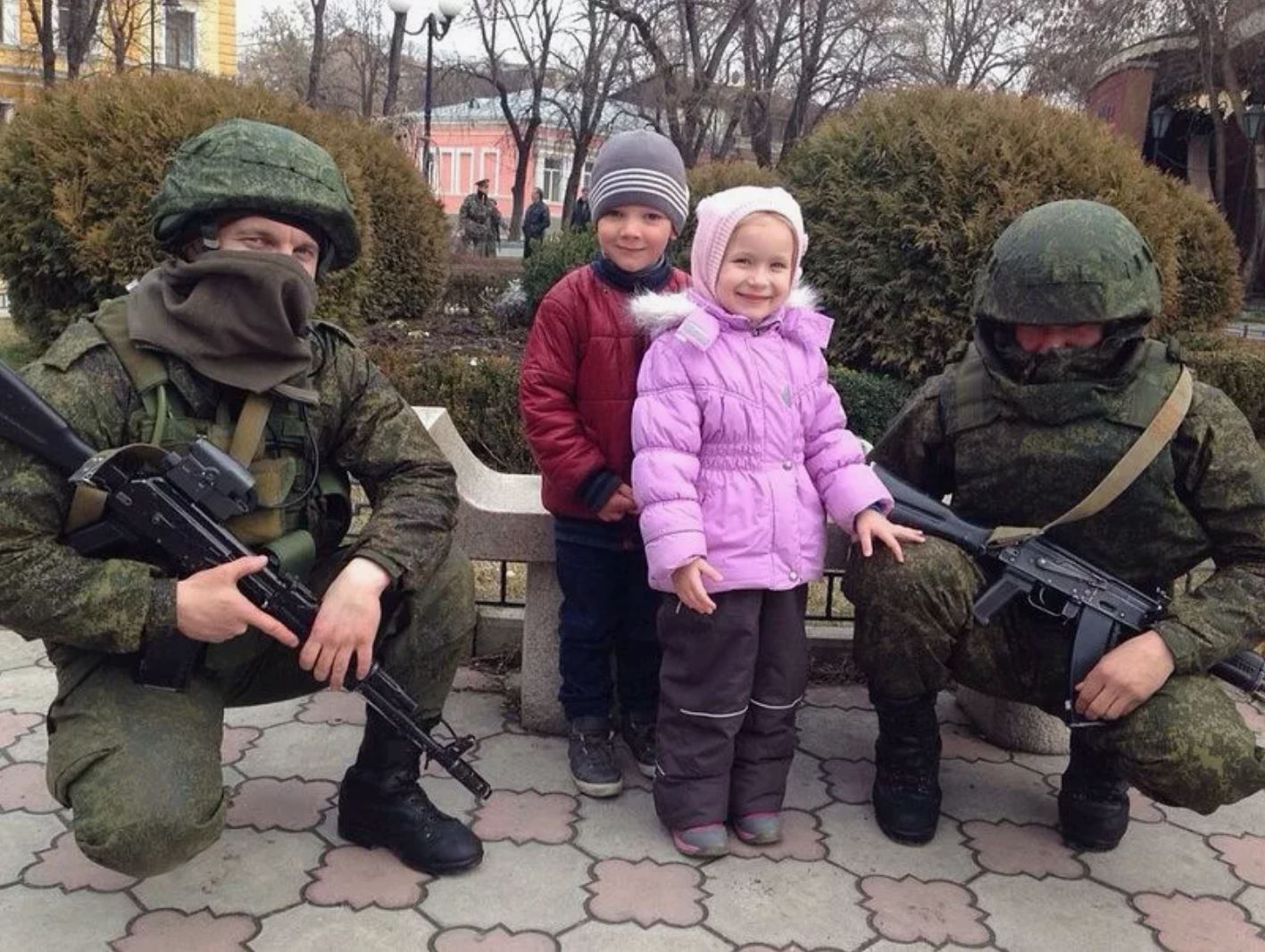 Ruski vojaki z otroci Vir:Telegram