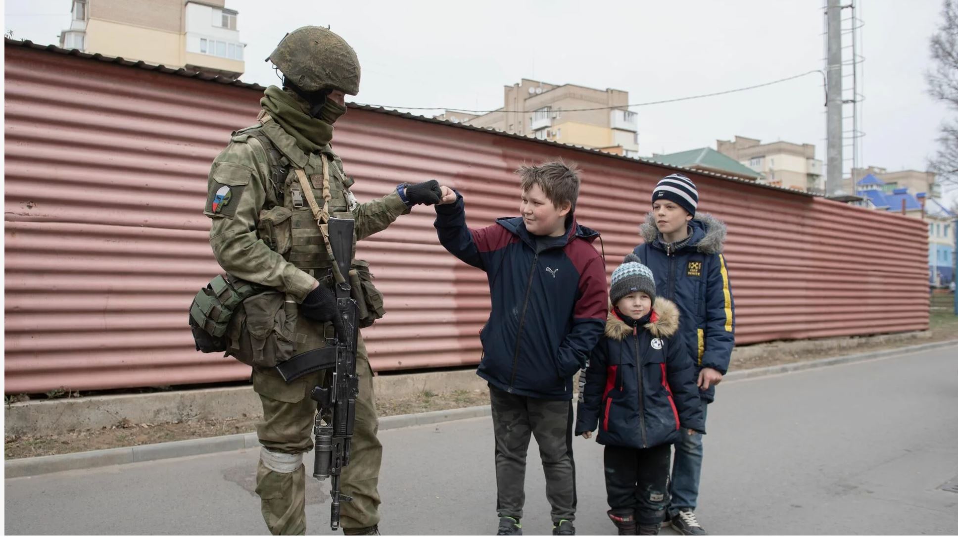 Ruski vojak z otroci Vir: ria.ru
