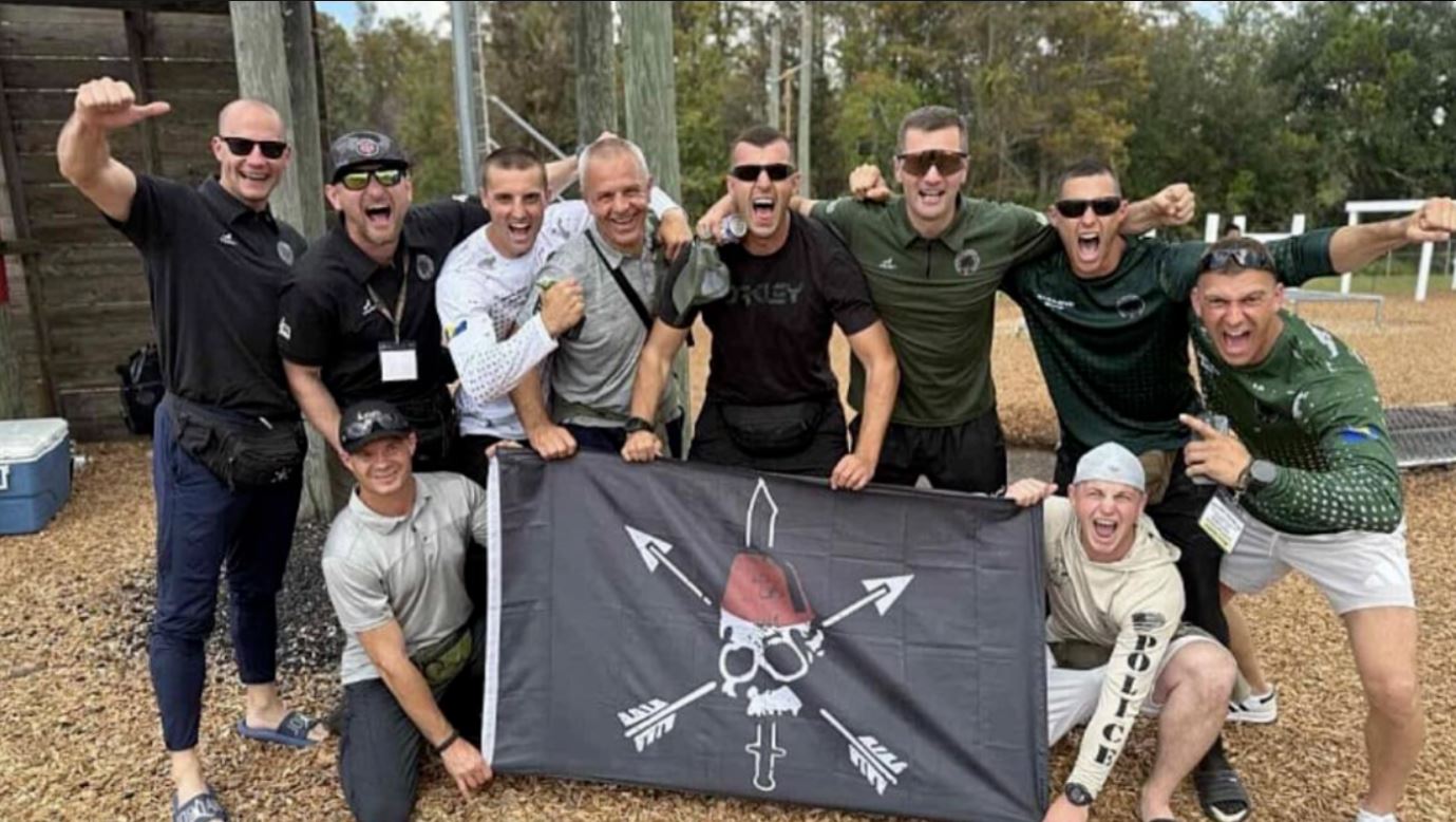 Divizija SS, s katere simboli se bahajo »sarajevski specialci«, je leta 1944 v Sremu, pa tudi v severovzhodnem delu Bosne in Hercegovine, zagrešila številne zločine, ki so po krutosti in načinu usmrtitve daleč presegli zločine njihovih mentorjev – nemških nacistov. Vir: Posnetek zaslona, X