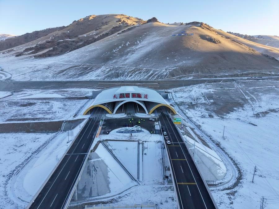 Vhod v predor Tianshan Shengli na avtocesti Urumqi-Yuli, 26. 12. 2025. (Xinhua/Hu Huhu)