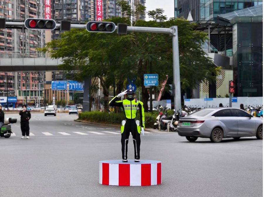 Robotski policist med delom, Šenžen 6. marca 2026. (Prometna policija Šenžena/ Xinhua)