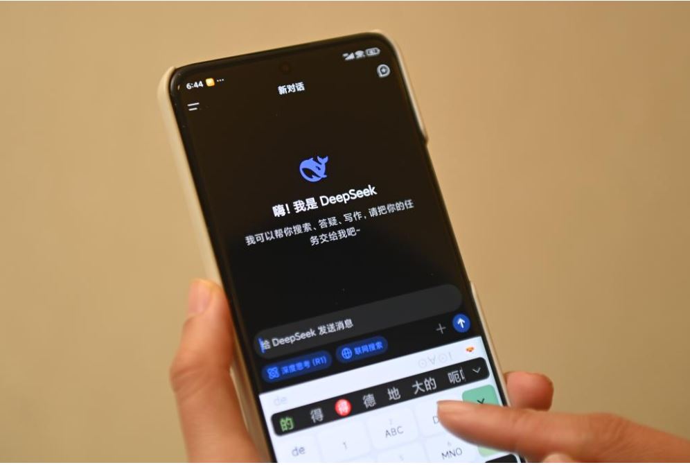 Oseba uporablja aplikacijo DeepSeek na mobilnem telefonu 17. februarja 2025. (Xinhua/Huang Zongzhi)