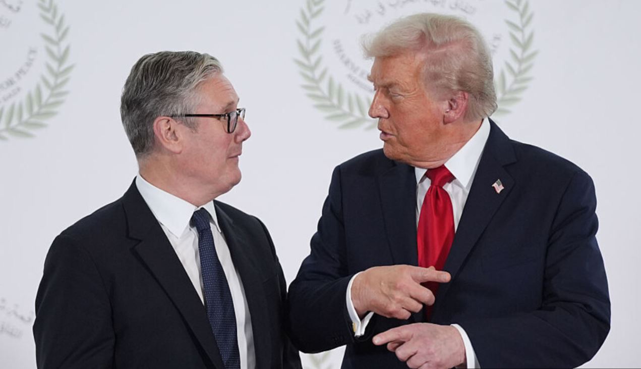 Predsednik Združenih držav Amerike Donald Trump je o Kieru Starmerju govoril s posmehljivim glasom in britanske letalonosilke označil za »igrače«. Vir: Posnetek zaslona, X