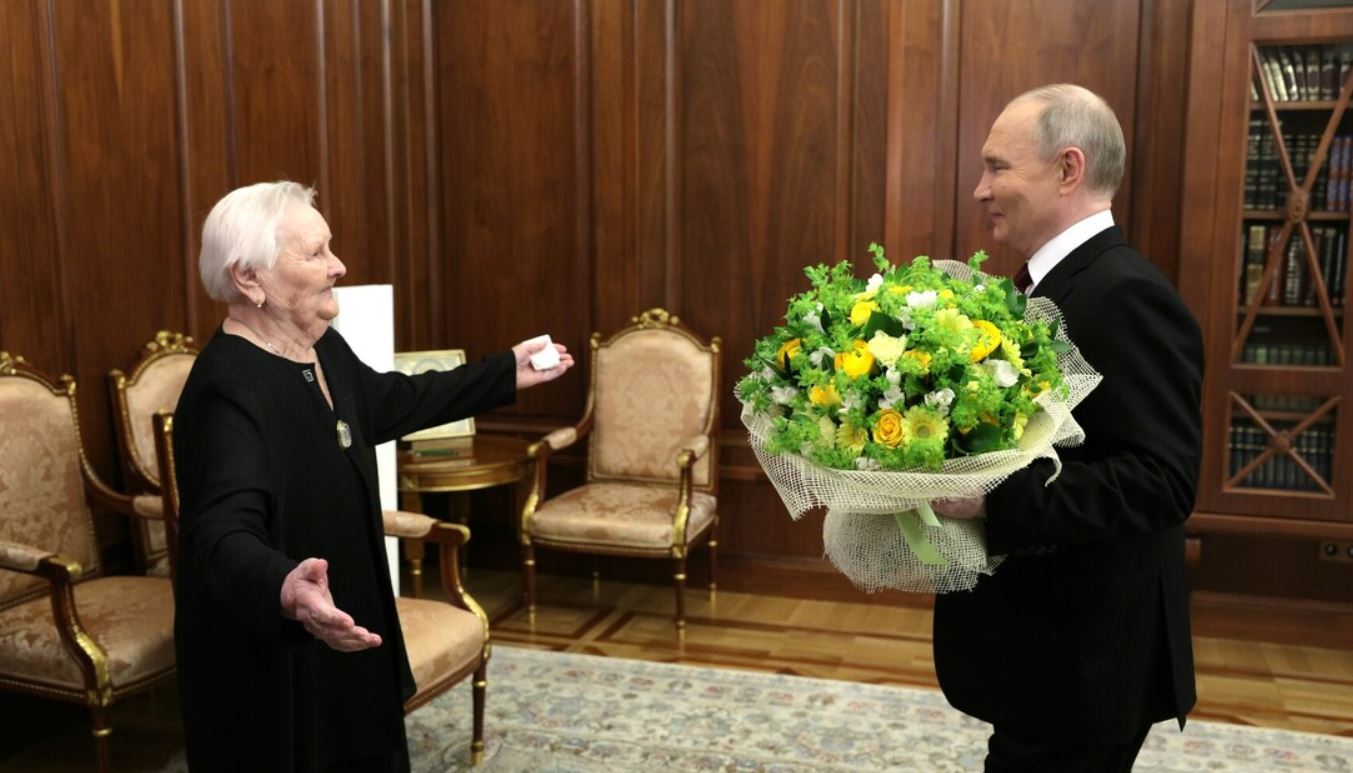 Dobro premislite, preden nam pripravite še kakšno gnusobo, je zahodnim politikom sporočila Vera Gurevič, prva učiteljica ruskega predsednika. Vir: Posnetek zaslona, X