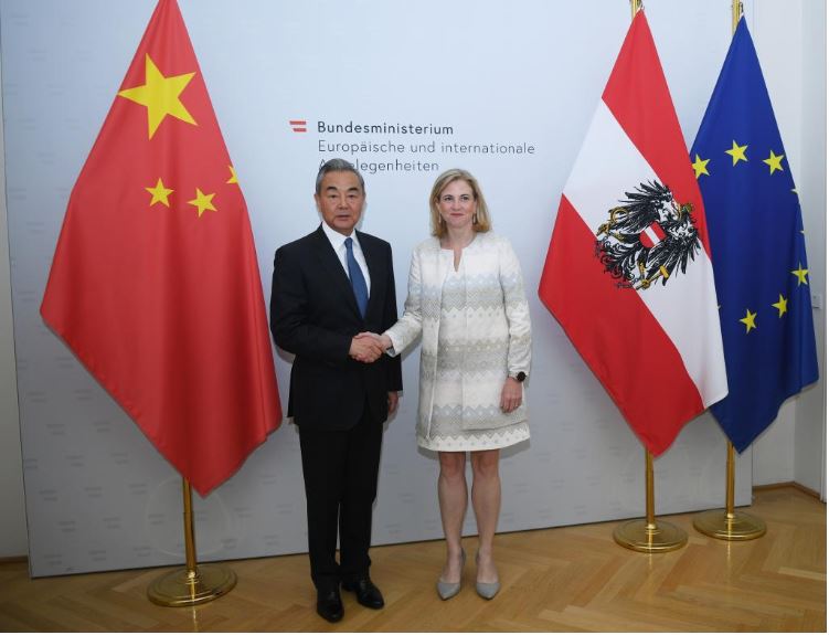 Wang Ji je najprej obiskal Avstrijo