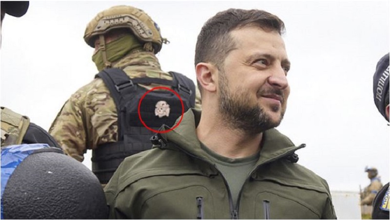Zelenski in ukrajinskji vojak z naci oznako