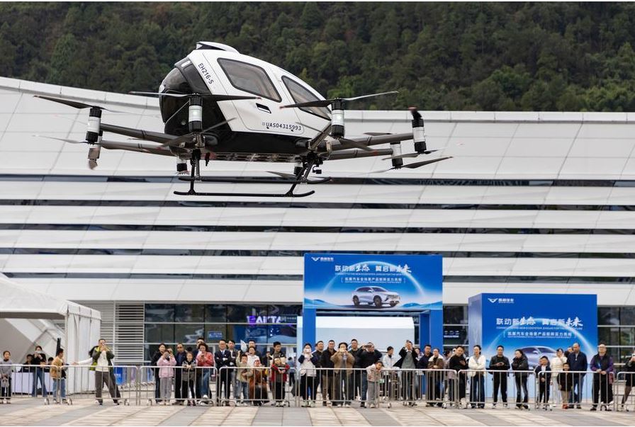 Letalo z navpičnim vzletom (eVTOL) v mestu Yibin 13.11. 2025. (Vir: Peng Minxiang/Xinhua) Letalo z navpičnim vzletom (eVTOL) v mestu Yibin 13.11. 2025. (Vir: Peng Minxiang/Xinhua)