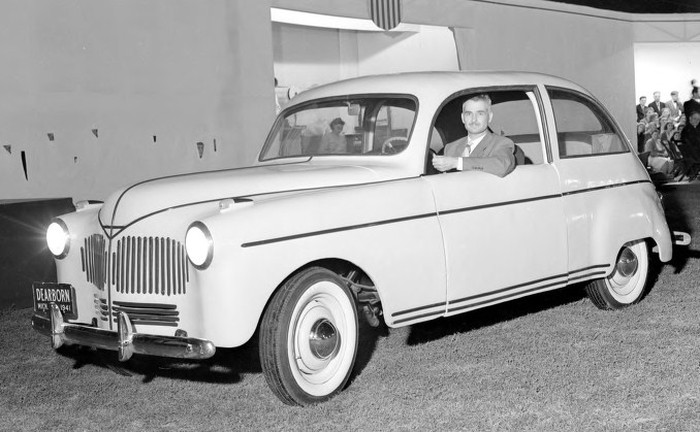 Henry Ford je leta 1942 patentiral plastičen avtomobil, ki je bil za 30 odstotkov lažji od navadnega avtomobila. Za tiste čase je bilo to revolucionarna ideja, ki pa zaradi prevelikih proizvodnih stroškov ni realno zaživela za serijsko proizvodnjo. Je pa njegova ideja, še kako aktualna v današnjih dneh.