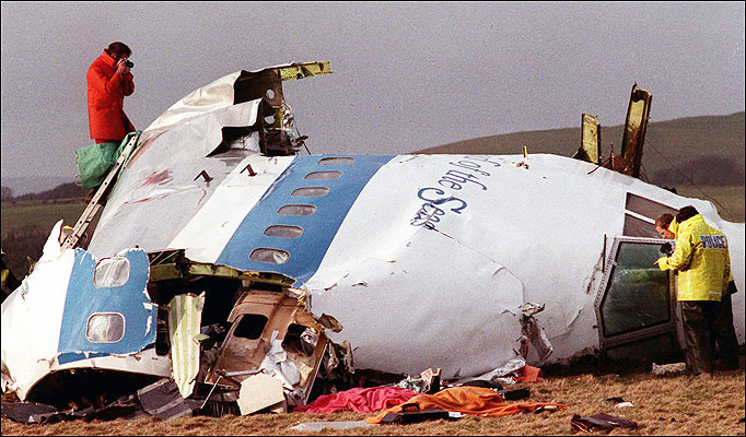 Na današnji dan leta 1988 je ameriško letalo Pan Am zaradi podtaknjene bombe eksplodiralo nad Lockerbiejem na Škotskem. 270 potnikov je umrlo. Za krivca teroristične akcije so osumili Libijo. Ta je leta zatem družinam žrtev izplačala 2,5 milijarde dolarjev odškodnine.