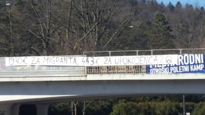 Na družbenem omrežju Facebook kroži fotografija transparenta z napisom “1930€ za migranta, 443€ za upokojenca”, ki so ga neznanci namestili na nadvoz ob začetku Celovške ceste v Ljubljani.