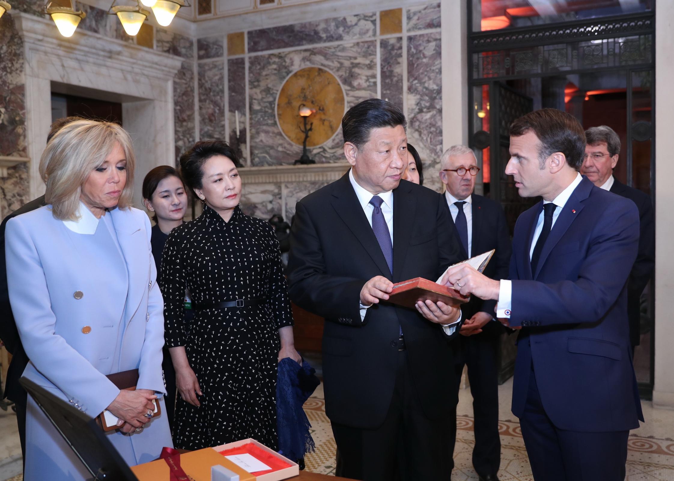 Kitajski predsednik Ši Džinping (drugi z desne) od svojega francoskega kolega Emmanuela Macrona (prvi z desne) prejema izvirno francosko različico knjige "Konfucij ali znanost princev", izdano leta 1688, kot nacionalno darilo pred njunim srečanjem v Nici v Franciji 24. marca 2019. (Xinhua/Ju Peng)