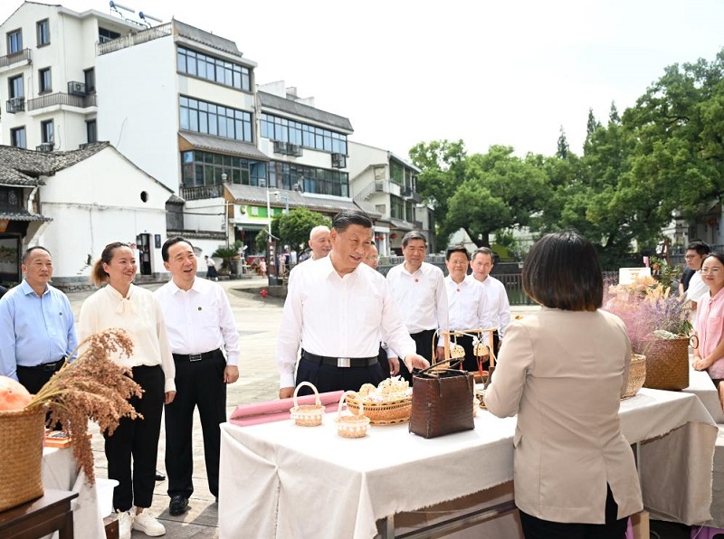 Xi Jinping na obisku v vasi Lizu v Jinhua, vzhodnokitajska provinca Zhejiang, 20. septembra 2023. (Xinhua/Xie Huanchi)