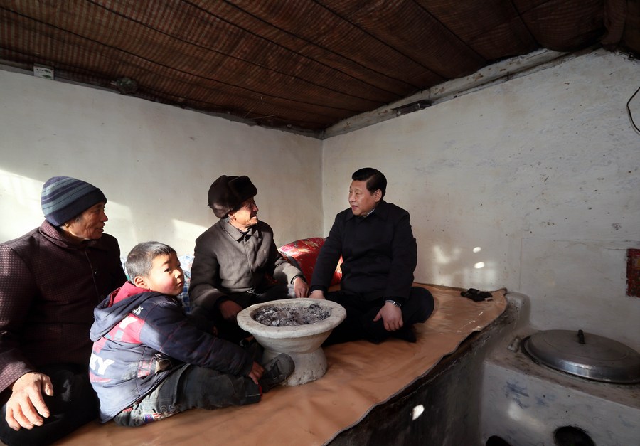 Xi Jinping med obiskom družine Tang Rongbin v vasi Luotuowan v okrožju Longquanguan, pokrajina Fuping, severnokitajska provinca Hebei, 30. december 2012. (Xinhua/Lan Hongguang)