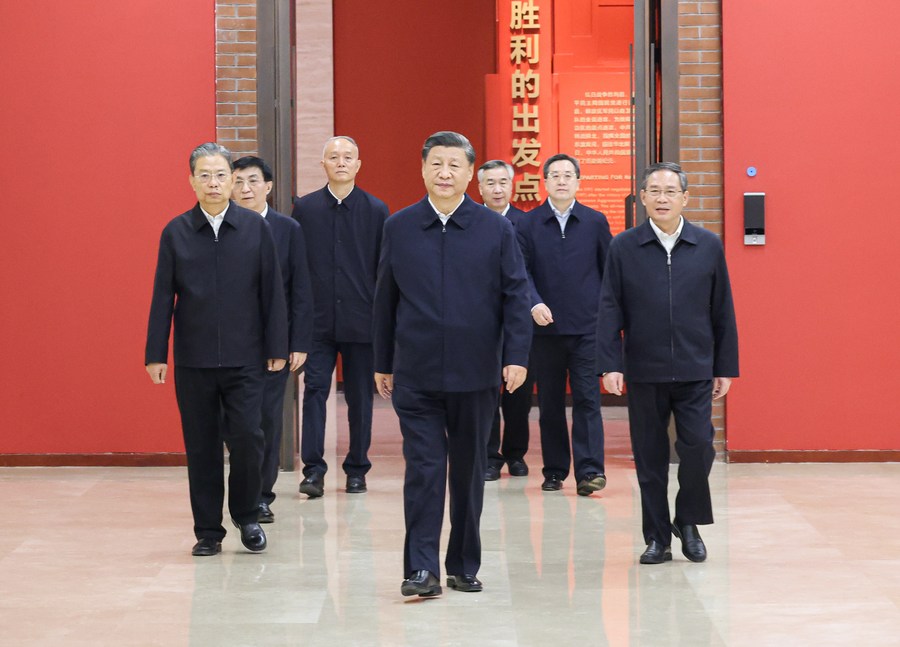 Xi Jinping vodi člane Stalnega komiteja političnega biroja Centralnega komiteja Komunistične partije Kitajske (KPK) na ogled razstave, ki predstavlja zgodovino 13 let Centralnega komiteja KPK v Yan'anu, v Yan'an Revolucionarni spominski dvorani v severozahodni kitajski provinci Shaanxi, 27. oktober 2022. (Xinhua/Wang Ye)