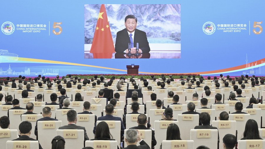 Xi Jinping ima govor z naslovom "Skupaj delamo za svetlo prihodnost odprtosti in blaginje" prek videa na otvoritveni slovesnosti pete kitajske mednarodne uvozne razstave, ki je potekala v Šanghaju na vzhodu Kitajske 4. novembra 2022. (Xinhua/Gao Jie)