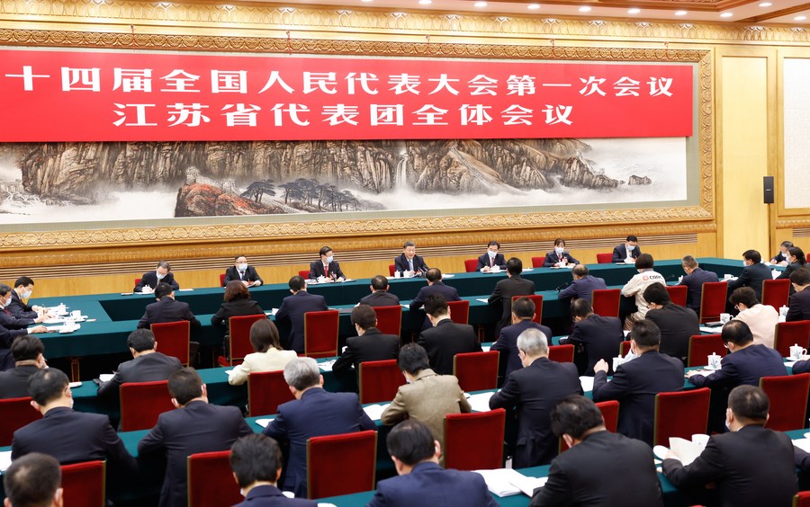 Xi Jinping sodeluje pri razpravi s kolegi poslanci iz delegacije province Jiangsu na prvem zasedanju 14. nacionalnega ljudskega kongresa v Pekingu na Kitajskem, 5. marca 2023. (Xinhua/Huang Jingwen)