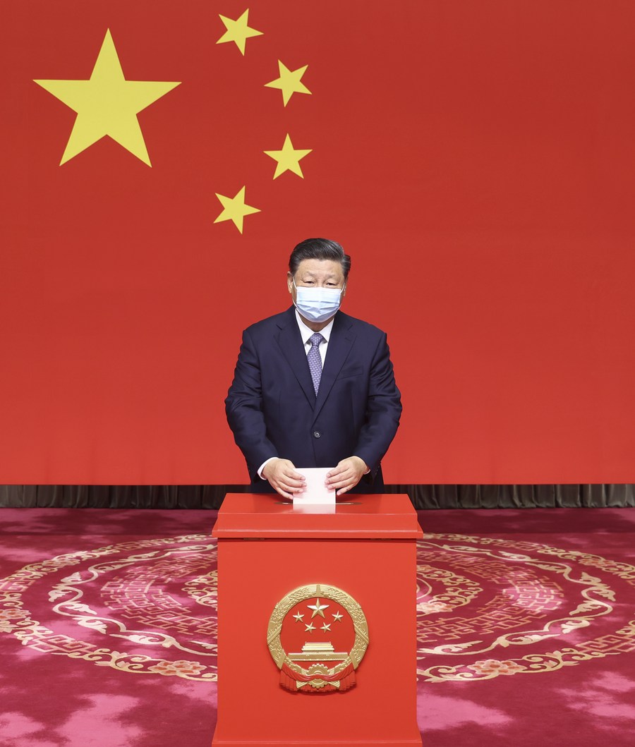 Xi Jinping oddaja svoj glas na volišču za volitve poslancev v ljudski kongres okrožja Xicheng v Huairentangu, volilnem okrožju Zhongnanhai v okrožju Xicheng v Pekingu, Kitajska, 5. novembra 2021. (Xinhua/Ju Peng)