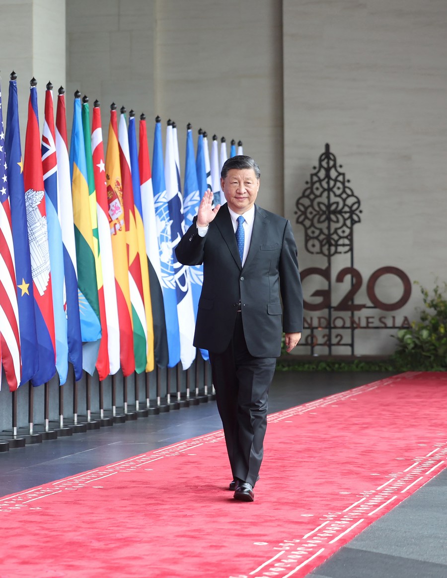 Xi Jinping se je sprehodil do prizorišča 17. vrha skupine 20 (G20) na Baliju, Indonezija, 15. november 2022. (Xinhua/Ju Peng)