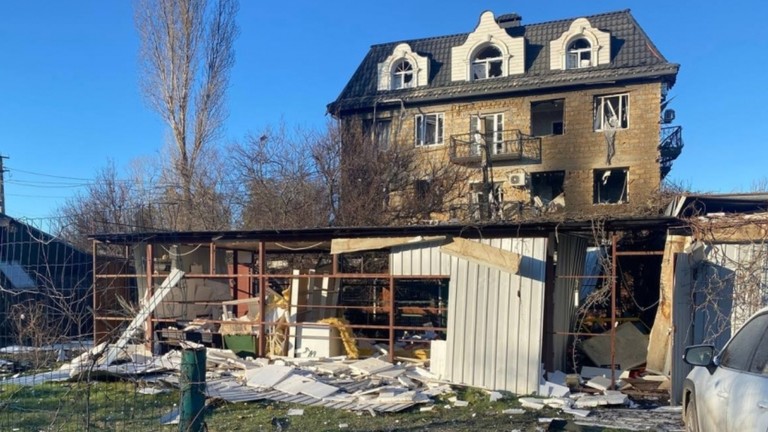 Cilj napada - hotel in zgradba ob njem...